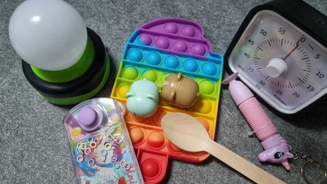 Ich zeige den Teilnehmenden immer wieder konkrete Materialien wie den TimeTimer, eine Glühbirne zur Visualisierung von Ideen, verschiedene Spiele – und ich erfahre durch sie auch von neuen Tools wie aktuellen Fidget Toys.