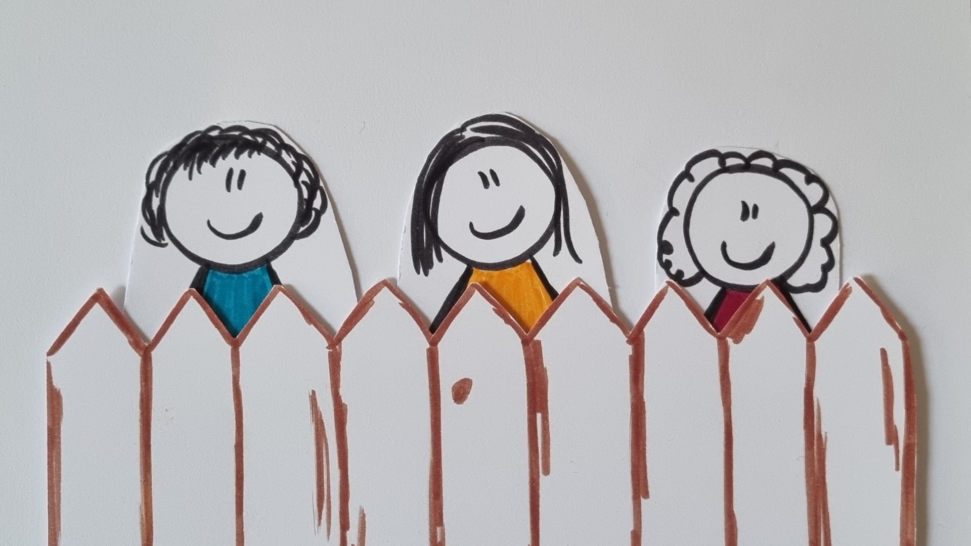 Drei gezeichnete Kinder schauen lächelnd über einen Zaun. Auf dem Bild sieht man nicht, dass sie auf 3 unterschiedlich großen Kisten stehen. Symbolbild für Gleichheit und Gerechtigkeit in der Pädagogik.